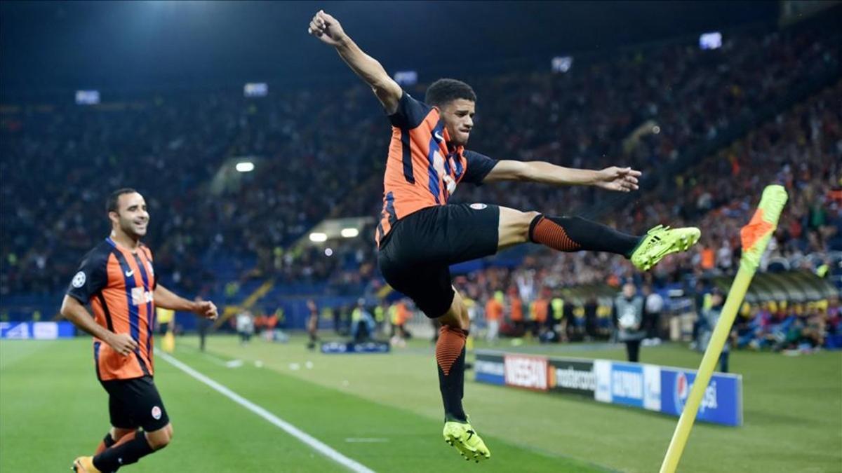 Taison celebra de forma espectacular su gol