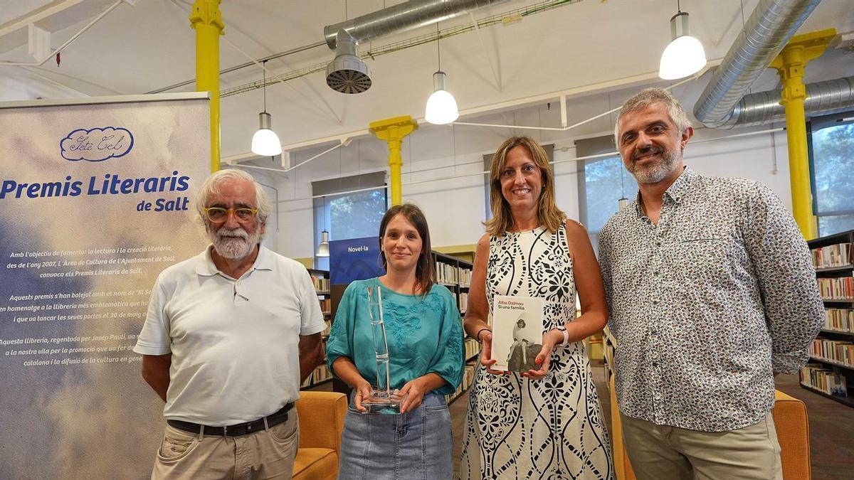 Alba Dalmau amb el guardó.