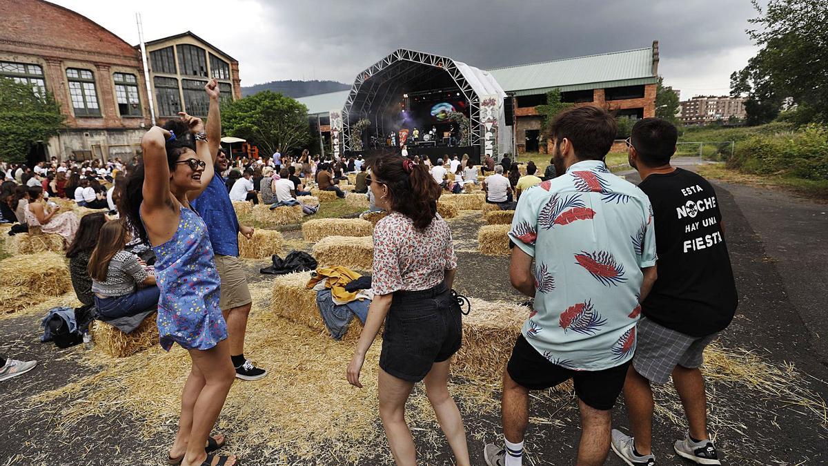 Público bailando durante el concierto de “La La Love You”, ayer, en La Vega. | Luisma Murias