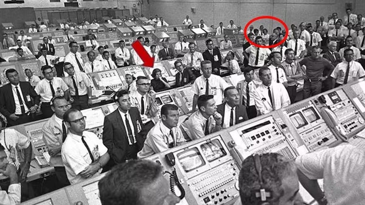 Mujeres en la sala de operaciones del Apolo 11