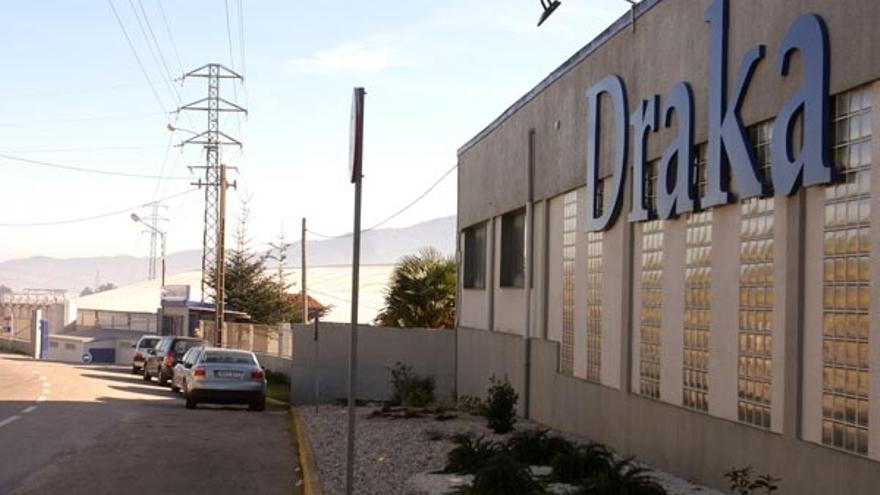 Fachada de la planta del grupo Holding Draka en el municipio de Mos, en la que trabajan cien personas.