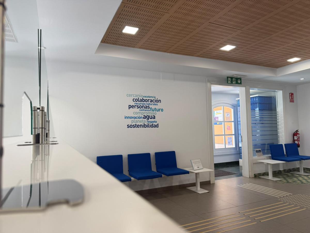 Espacio de atención al cliente en la oficina de Aguas de Avilés