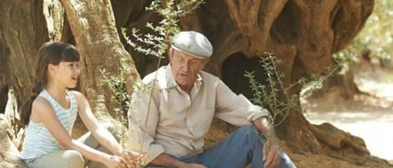 Alma y su abuelo en un pueblo del interior de Castellón.