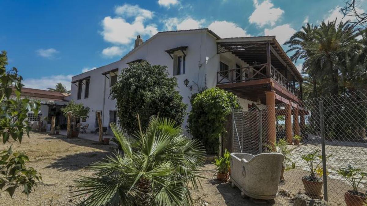 El porche de la villa centenaria de la Alcudia, un inmueble anexo al museo.
