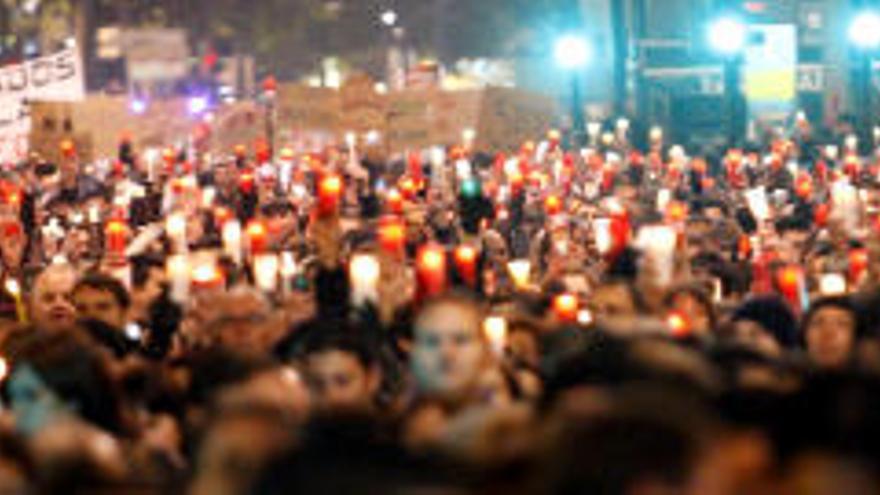 Los manifestantes portaron velas durante la manifestación