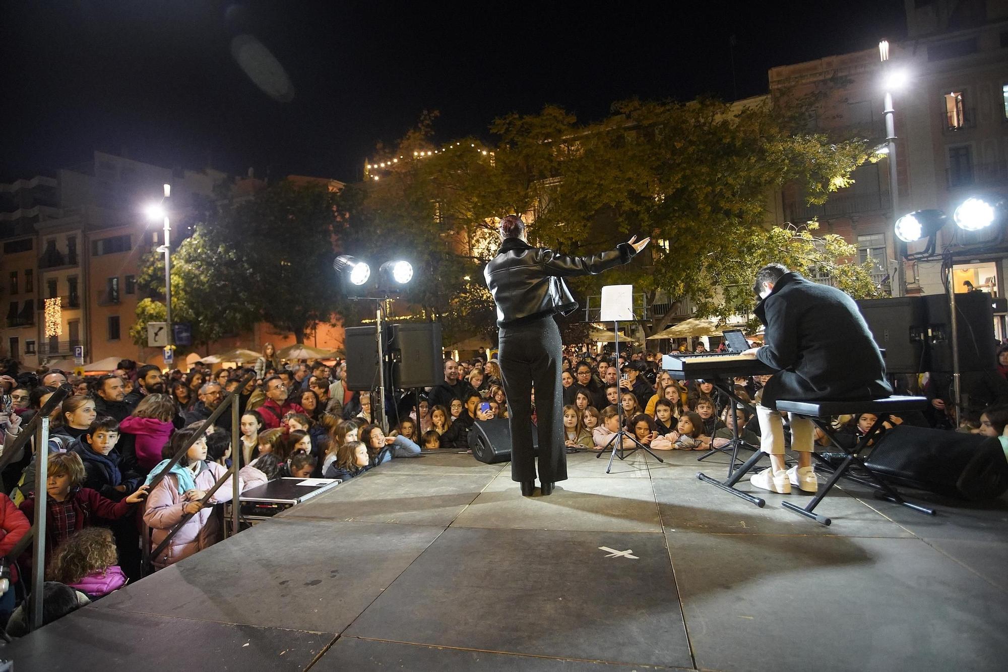 Galeria d'imatges: La tradicional encesa de l’arbre de Nadal de la plaça Catalunya acapara l’expectació de grans i petits