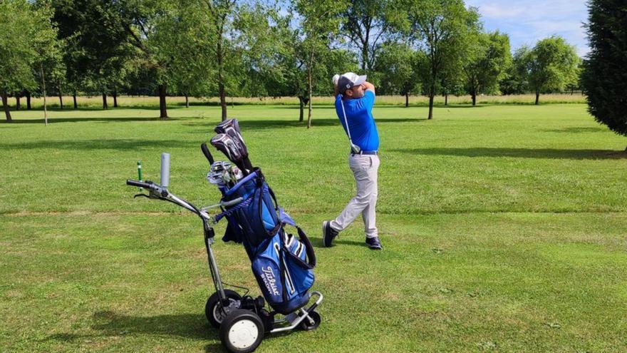 Los usuarios del campo de golf de La Morgal, contra el cierre del bar