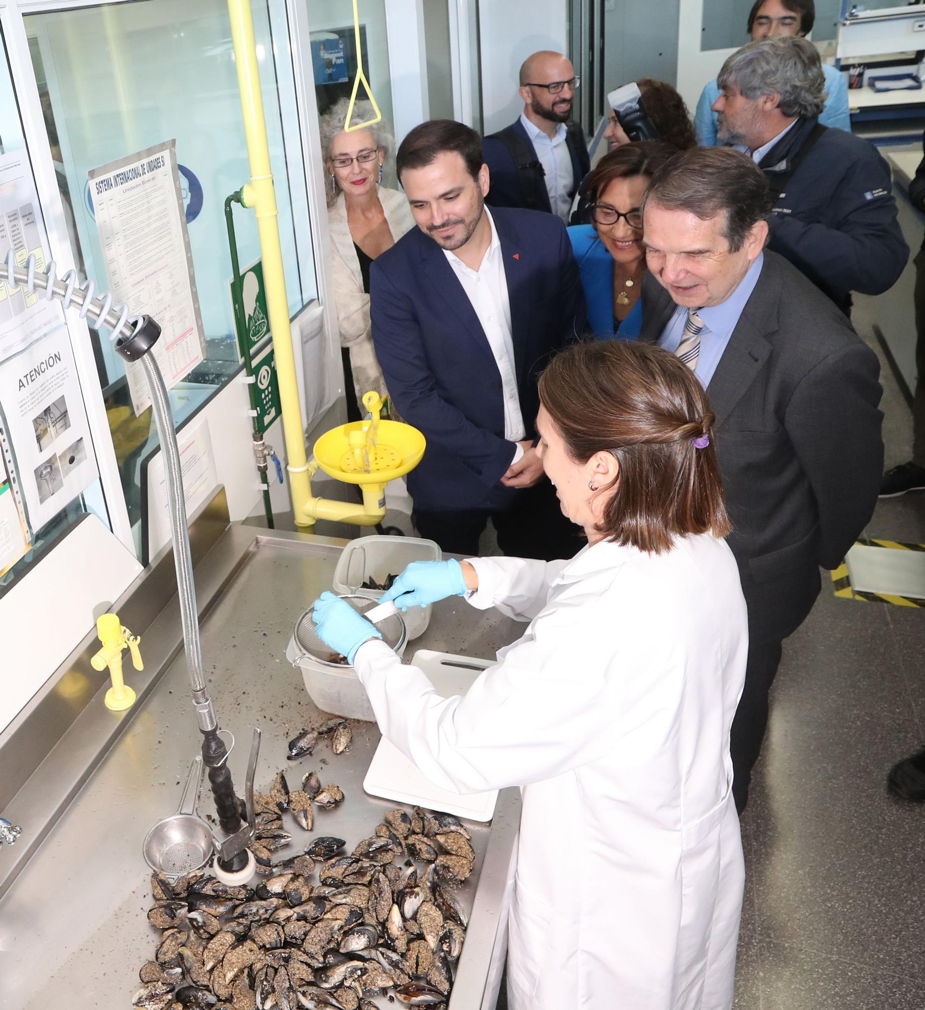 El ministro Alberto Garzón visita el Laboratorio Nacional de Biotoxinas Marinas de Vigo