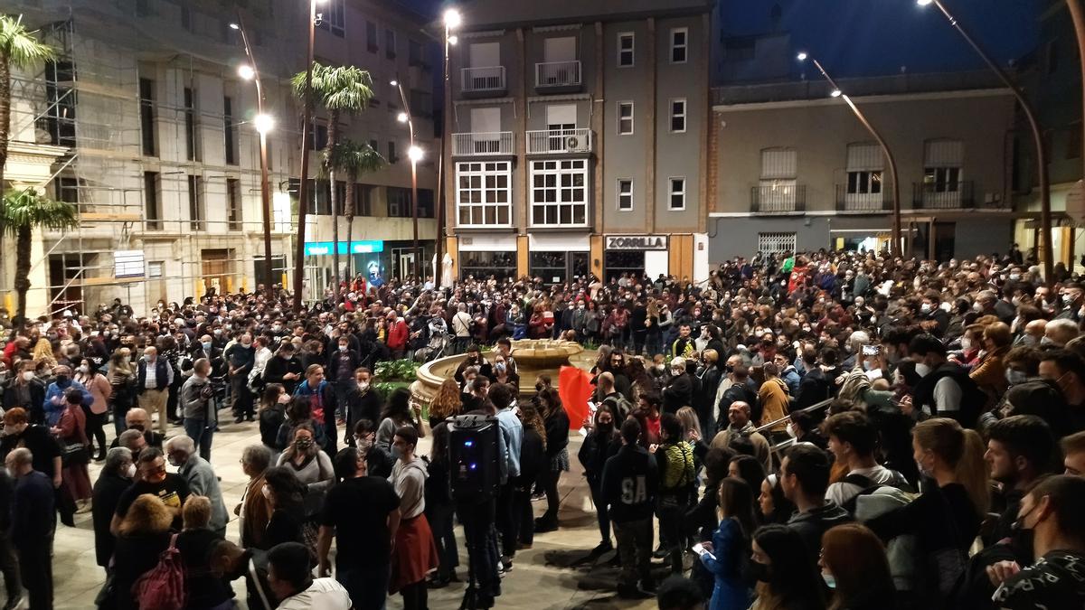 Más de un millar de personas ha secundado la protesta en la plaza de Pego