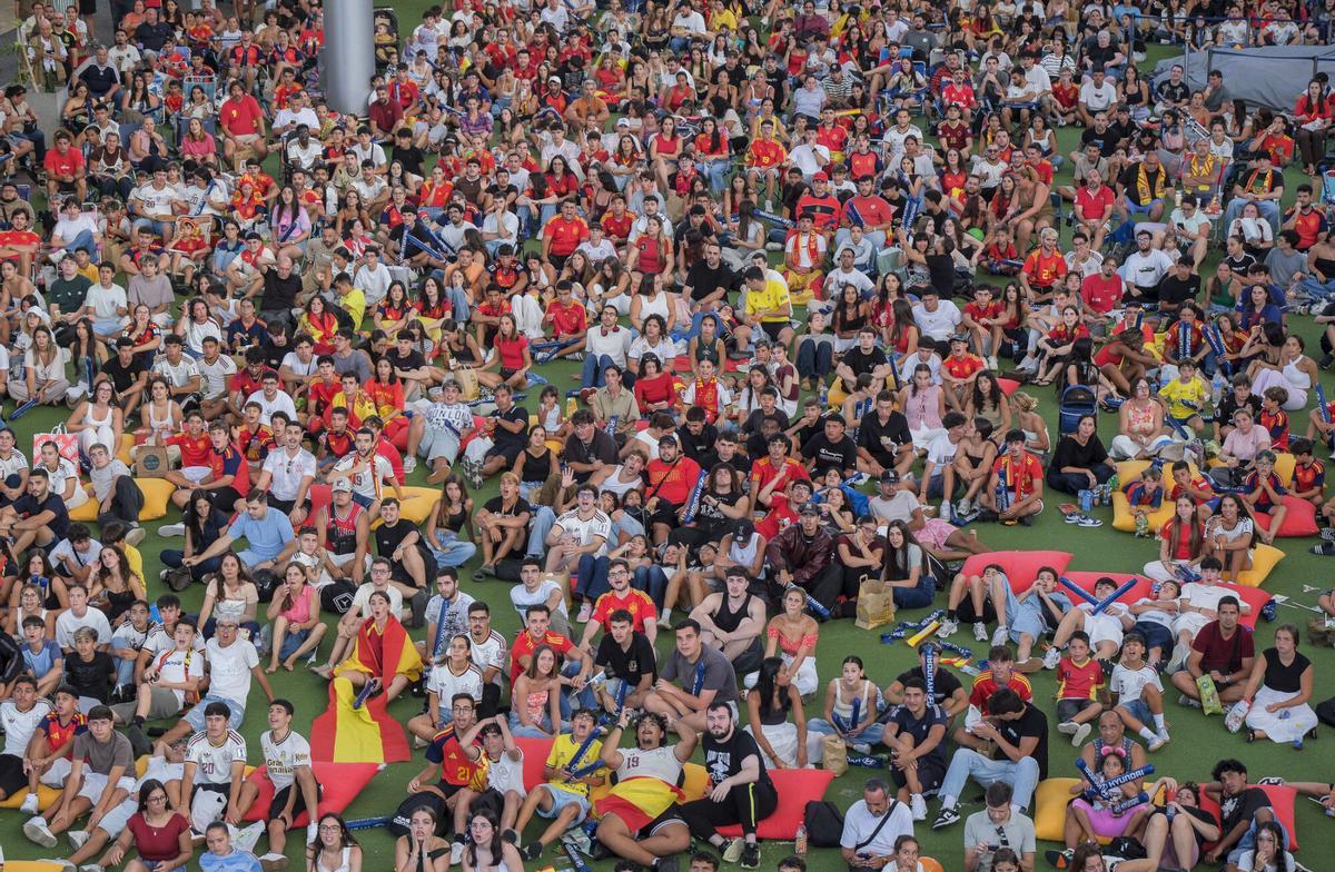 Afición española viviendo el cruce de España-Portugal en el CC Los Alisios
