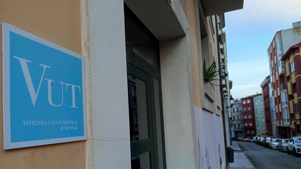 Una placa identifica una vivienda de uso turístico en Cimavilla.