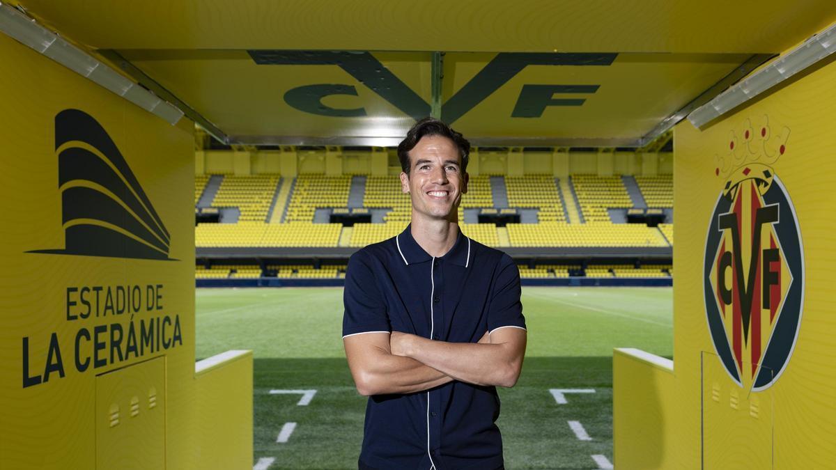 Iñigo Pérez, nuevo entrenador del Villarreal CF, en el Estadio de la Cerámica de Vila-real, la que será su casa las tres próximas temporadas.