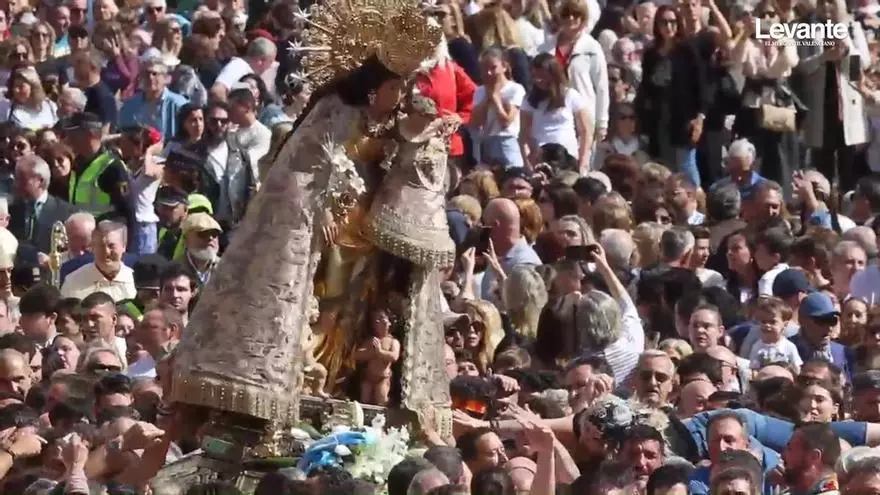 Así ha sido la salida de la Virgen de los Desamparados de la Basílica y la vuelta a la plaza hasta entrar en la Catedral