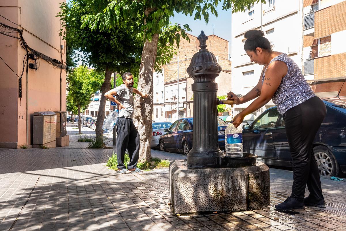 Una persona llena una garrafa de agua en una imagen de archivo