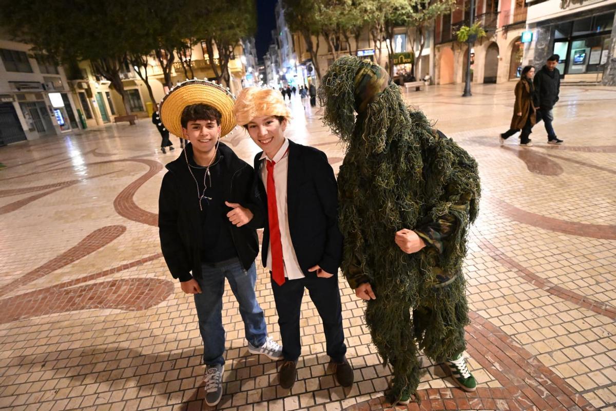 Elche se disfraza pese a la cancelación de Carnaval por el viento