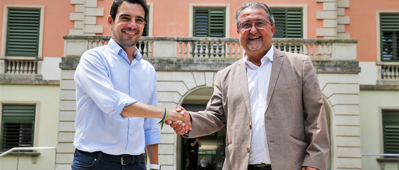 Manu Reyes, presidente del PP de Barcelona, y 'Nico' Cerpa, líder de Som Castelldefels, tras firmar un pacto de gobierno en Castelldefels.