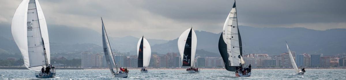 Algunos de los participantes, durante las regatas de ayer  en la bahía de Gijón. | IEVGEN GENSIUROVSKYI