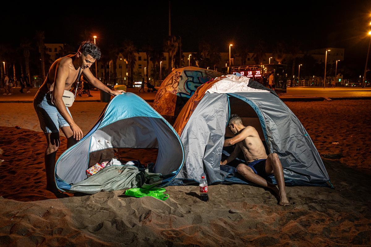 Barcelona 07/07/24 Barcelona. La gente busca refrescarse en el mar y dormir en la playa por las noches calurosas. AUTOR: MANU MITRU