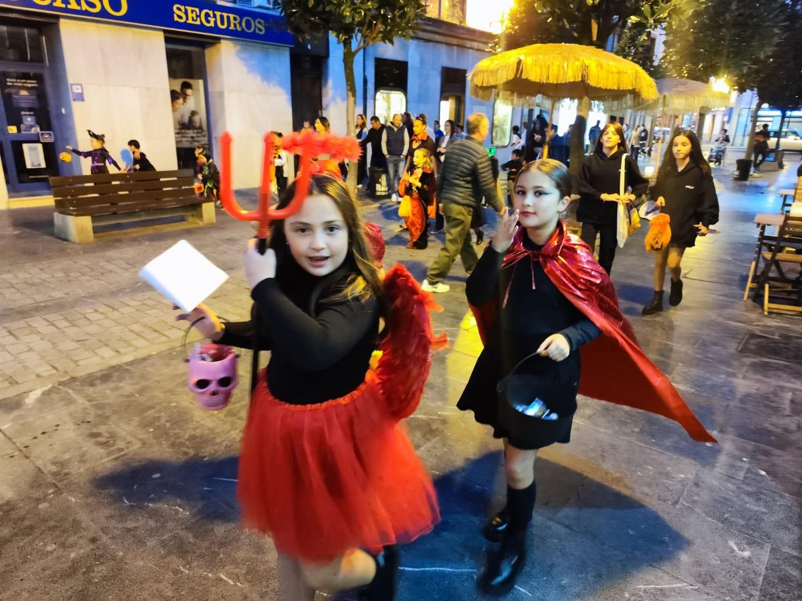 'Truco o trato': brujas, vampiros y fantasmas invaden Villaviciosa en una tarde terrorífica