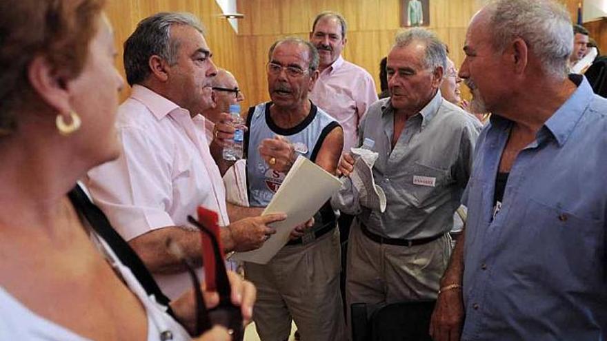 Los vecinos rodearon al concejal de Playas, José Antonio Aniorte, tras el pleno.