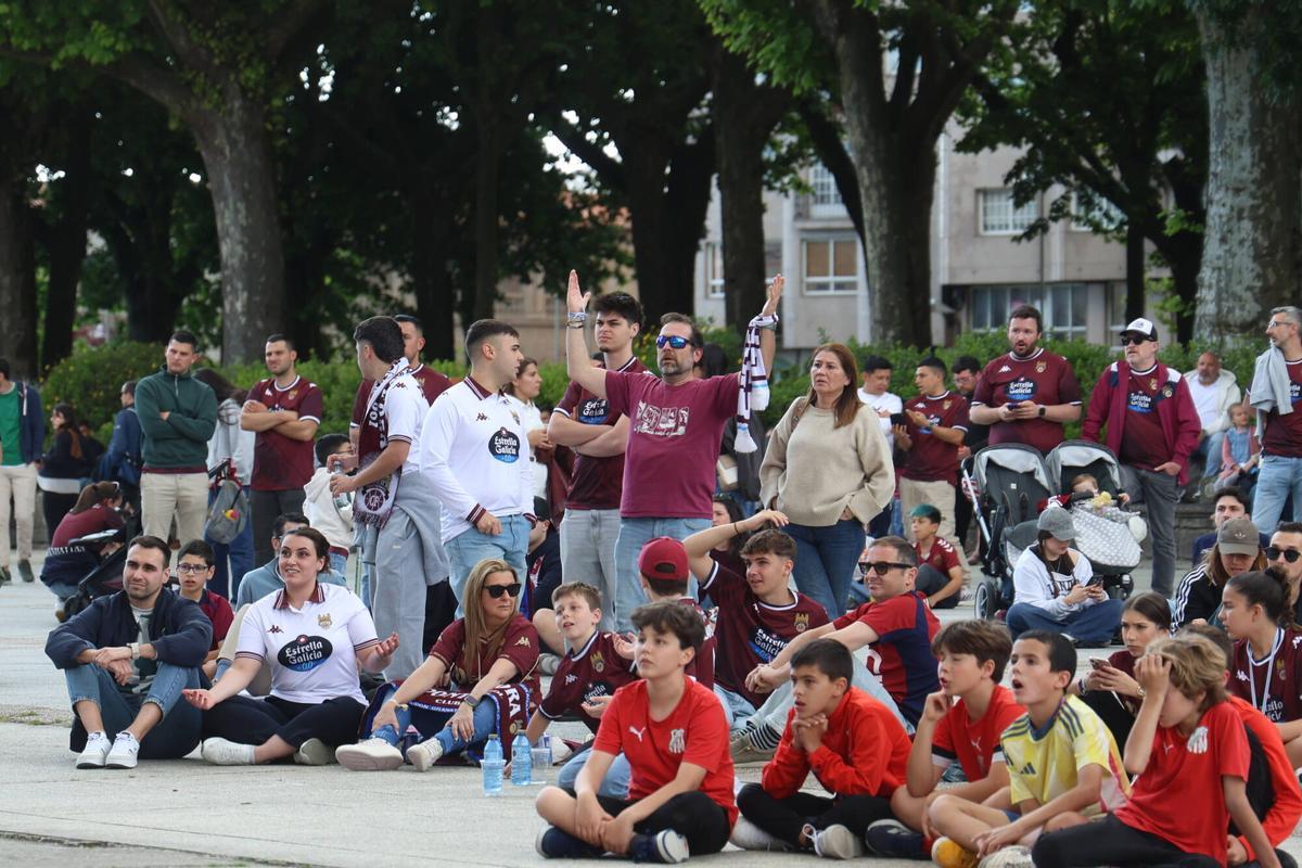 Aficionados del Pontevedra CF siguen el partido contra el Tenerife por pantalla gigante delante de la Diputación Provincial