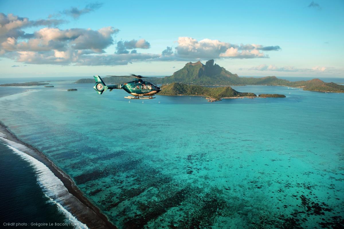 Helicóptero sobrevolando Bora Bora, con el Conrad Bora Bora Nui y el Otemanu al fondo