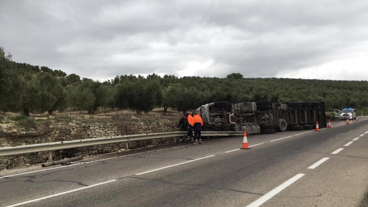 Vuelca un camión cargado de orujo en la N-432 a la altura de Baena