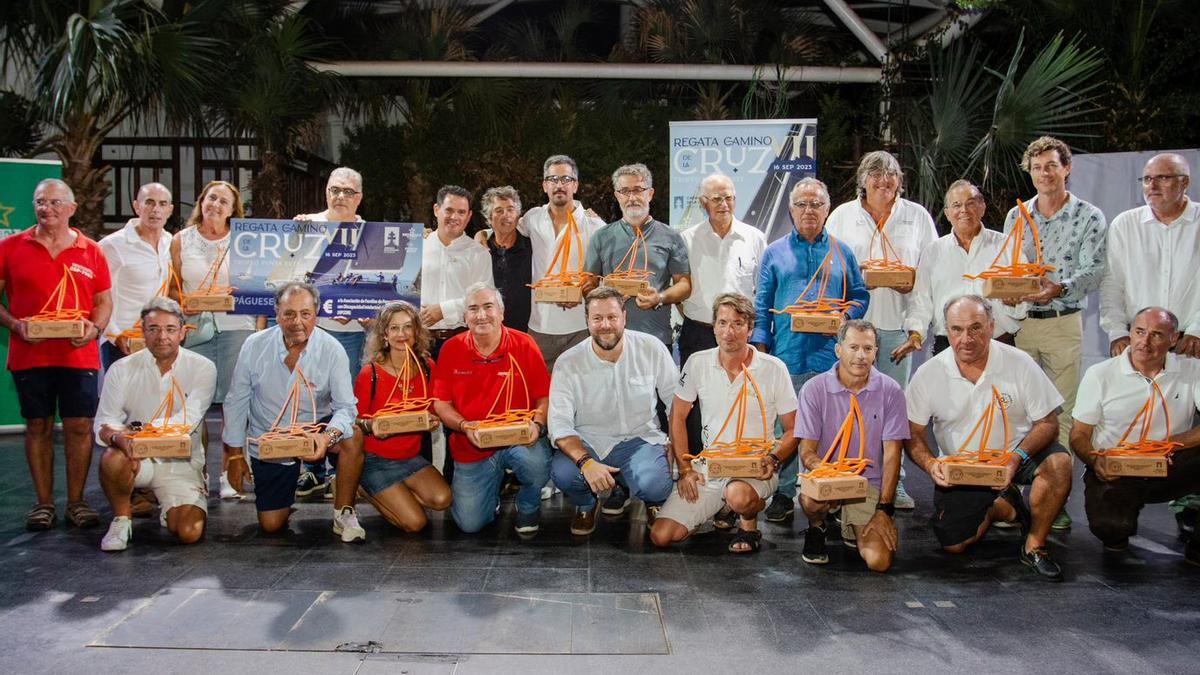 Foto de familia de los ganadores de la regata con sus trofeos.