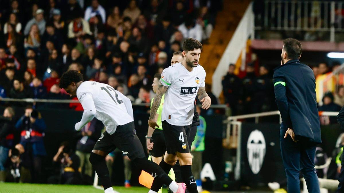 Unai Núñez tuvo un buen debut en lo personal. En la imagen, el momento en el que fue cambiado por Thierry