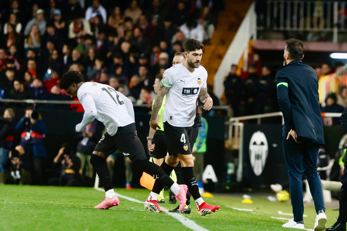 Unai Núñez. En la imagen, el momento en el que fue cambiado por Thierry