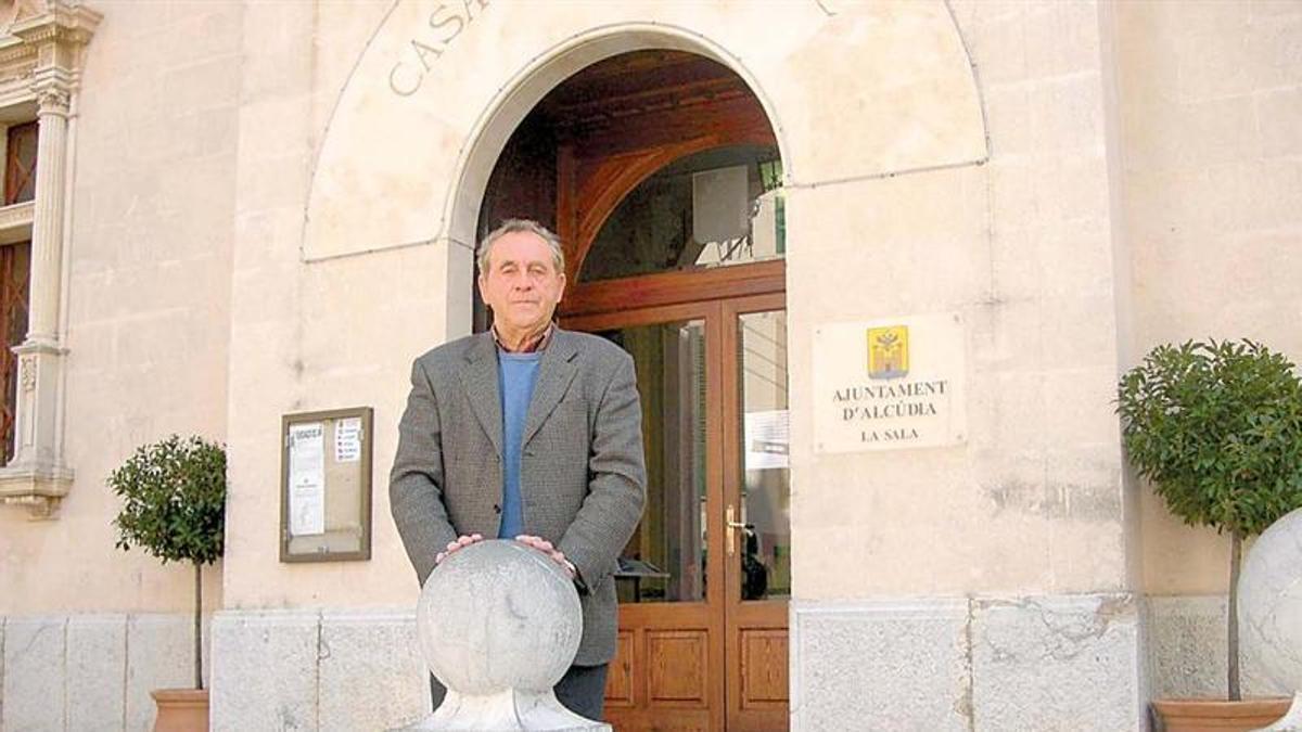 El exalcalde de Alcúdia Mateu Salord, en 2009, a las puerta del Ayuntamiento.