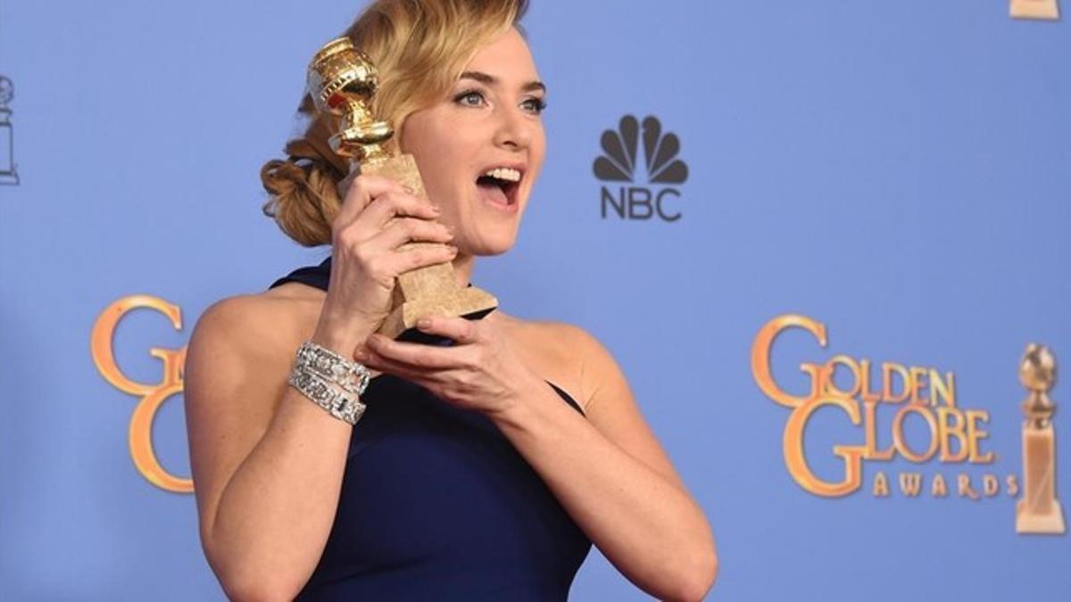 Kate Winslet, con su premio a mejor actriz de reparto por 'Steve Jobs'.