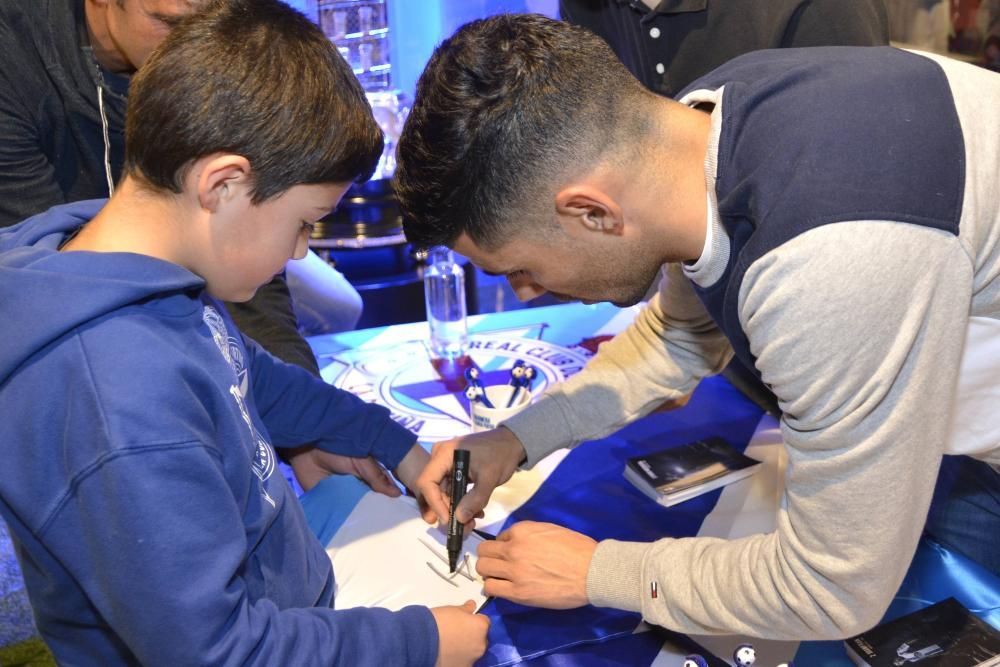 Pedro Mosquera y Juanfran entregan en la Deportienda de Marineda City los premios a los aficionados que participaron en una promoción del centro comercial.