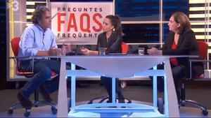 El alcalde de Medellín, Laura Rosel y Ada Colau, en el programa de TV-3 ’Preguntes freqüents’.