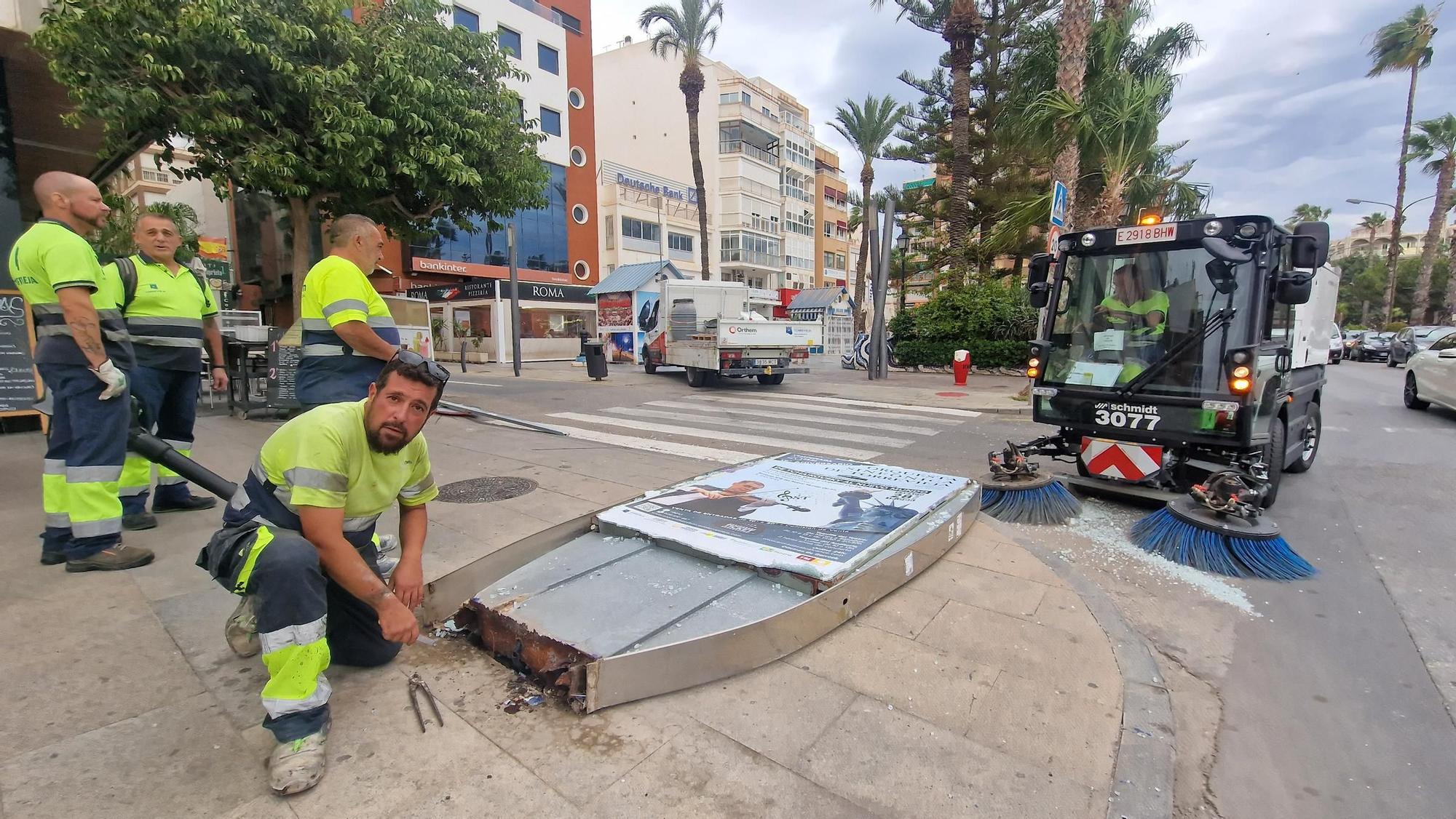 Cae un soporte publicitario municipal en el centro de Torrevieja