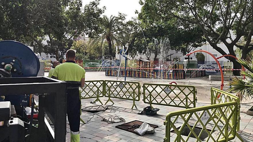 Un operario realiza labores de limpieza en Plaza de Toros. | L. O.