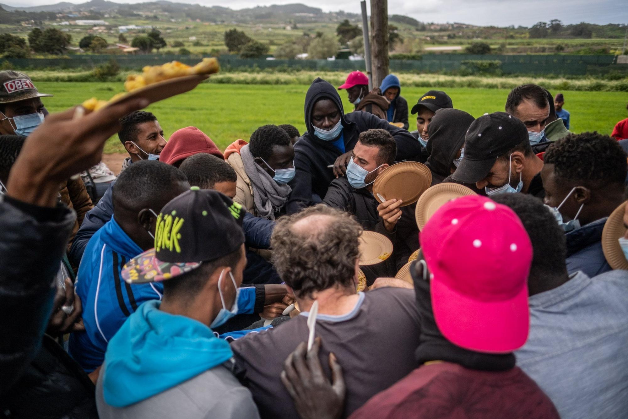 Comida de los migrantes en Las Raíces