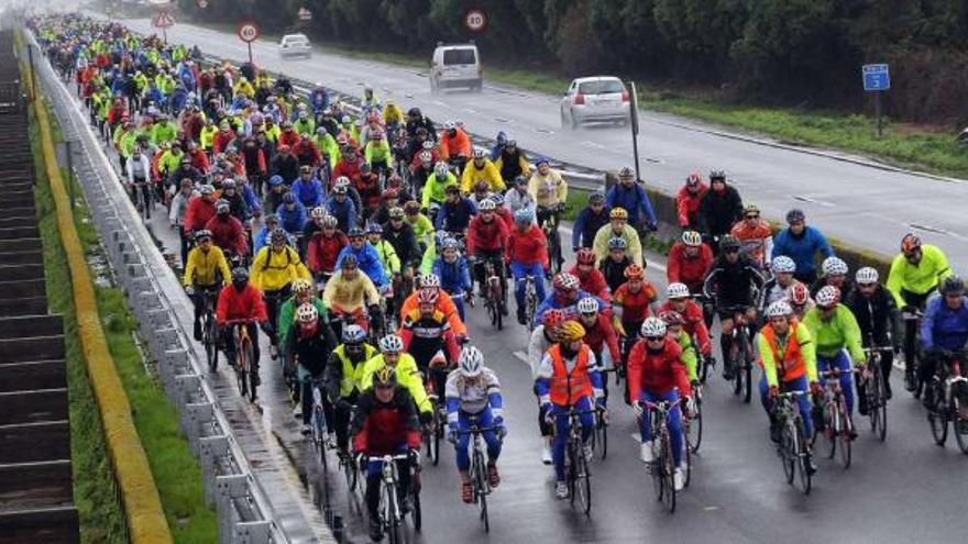 La larga caravana de participantes recorre la autovía de Marín camino del lugar del accidente.  // Rafa Vázquez