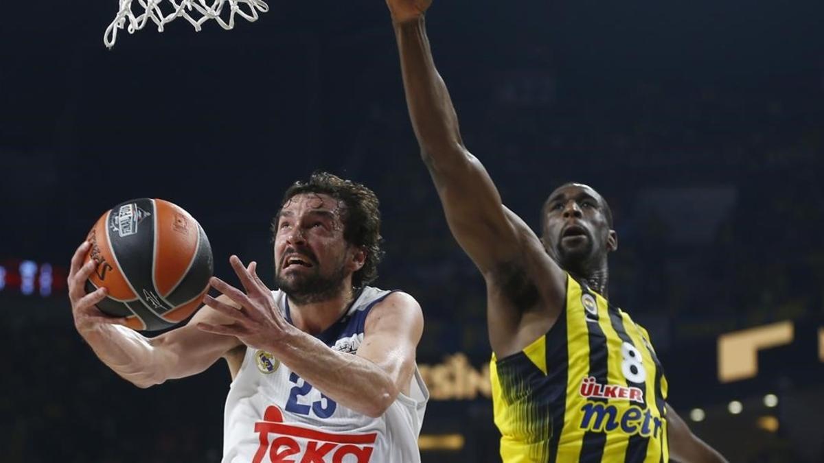 Sergi Llull, del Real Madrid, entra a canasta antte Ekpe Udoh, del Fenerbahçe.