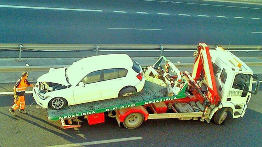 Un conductor destroza su coche pero resulta ileso y llega a tiempo a su vuelo