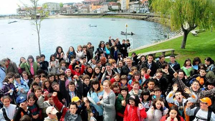 O grupo de nenos do Bierzo na Alameda de Moaña e nun momento de xogos.