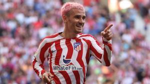 Griezmann celebra uno de sus dos goles al Almería al Metropolitano.