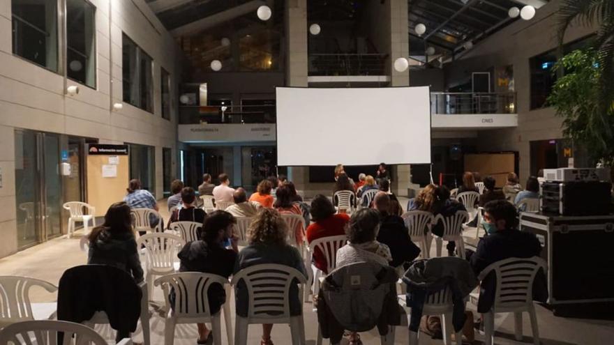 Cine en A Coruña: Variedad de culto y oferta comercial, lo que queda tras el cierre de Los Rosales