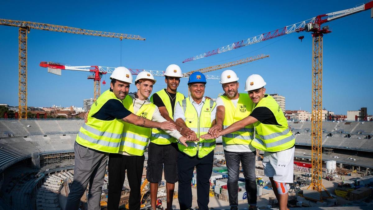 Deco, Gavi, Lamine Yamal, Laporta, Flick y Pedri en las obras del nuevo Spotify Camp Nou.