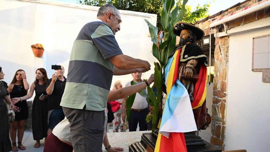 Ofrenda de uvas y maíz al Apóstol.