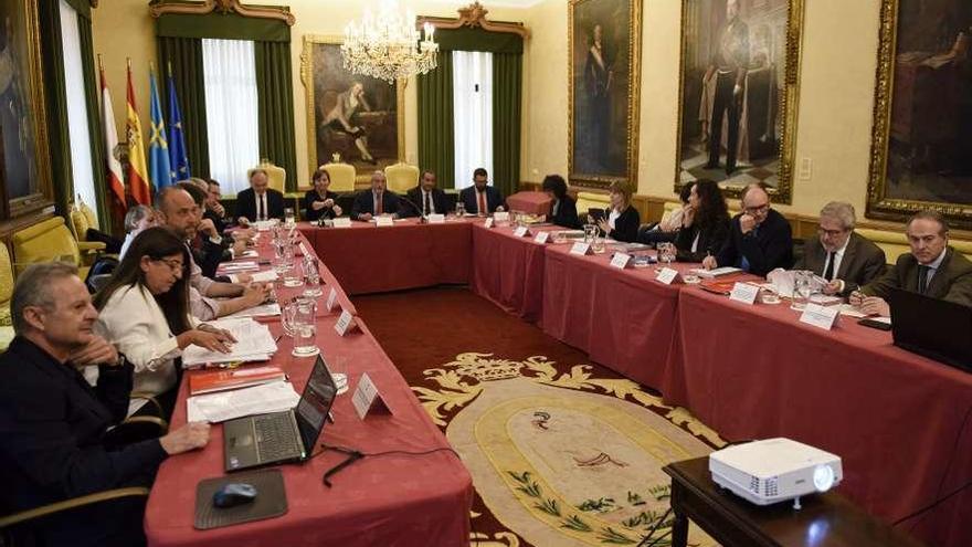 Participantes en el consejo de administración de Gijón al Norte celebrado en mayo del año pasado en el salón de recepciones del Ayuntamiento de Gijón.