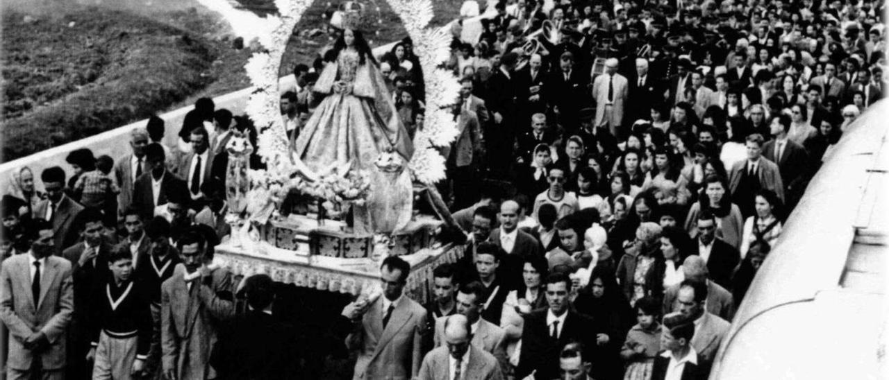 Imagen antigua de la procesión de las fiestas en honor a la Inmaculada Concepción de Jinámar. | | LP/DLP