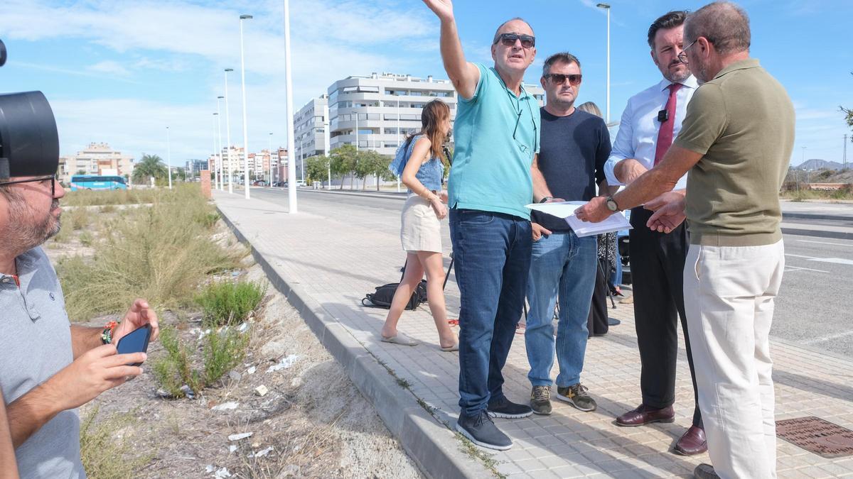 El alcalde Pablo Ruz, en la parcela del futuro colegio Els Arrels, de Elche