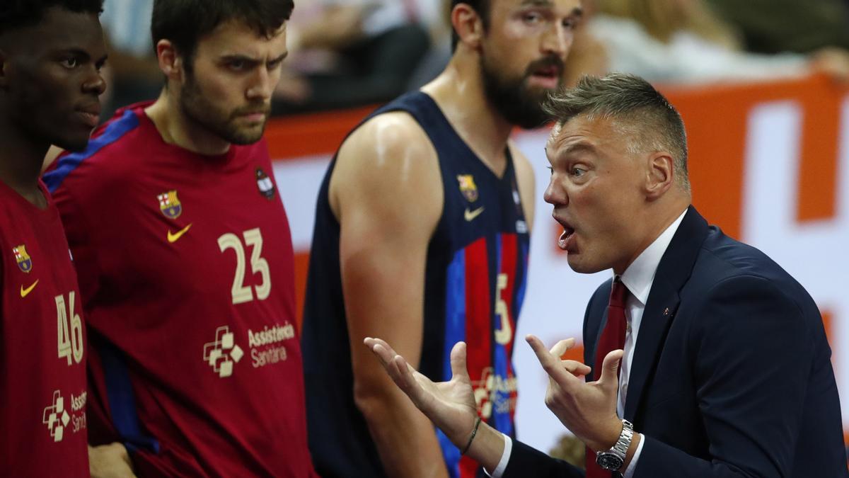 El entrenador del FC Barcelona Sarunas Jasikevicius (R) reacciona durante el partido de baloncesto semifinal de la Euroliga Final Four entre el FC Barcelona y el Real Madrid en Kaunas, Lituania