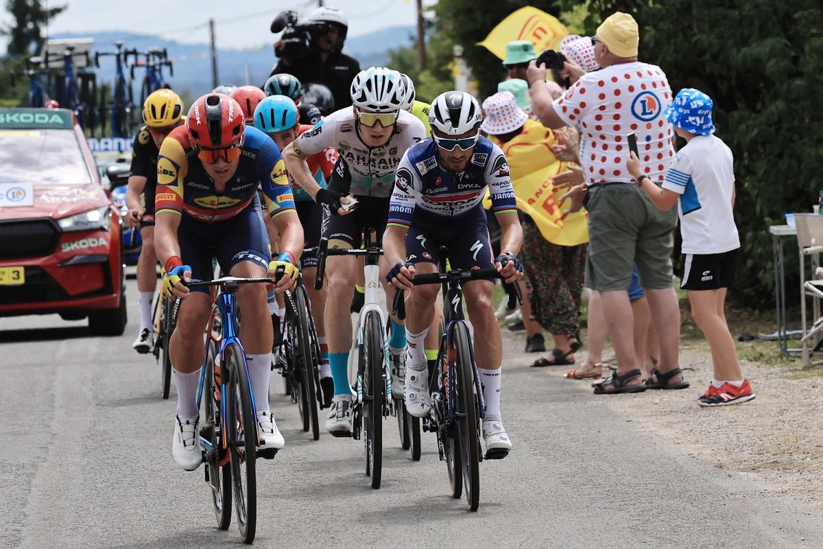 Poligny (France), 21/07/2023.- French rider Julian Alaphilippe (R) of team Soudal-Quick Step and Danish rider Mads Pedersen (L) of team Lidl-Trek in action during the 19th stage of the Tour de France 2023, a 173kms race from Moirans-en-Montagne to Poligny, France, 21 July 2023. (Ciclismo, Francia) EFE/EPA/CHRISTOPHE PETIT TESSON